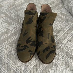 Lucky Brand Bebhina booties // Size 6.5 // camouflage